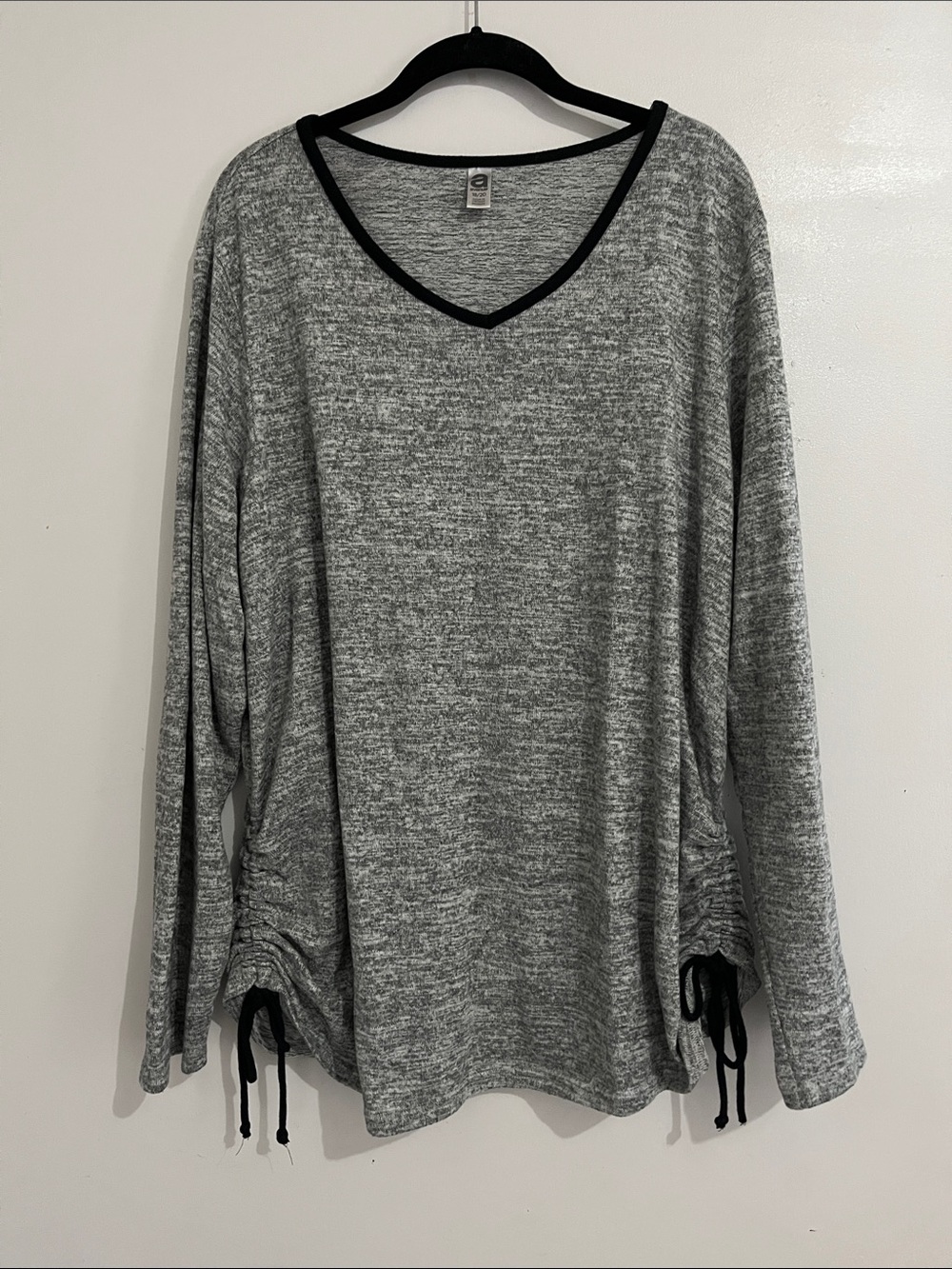 Avenue Heather Gray V-Neck Long Sleeve Tunic with Black Trim 18/20